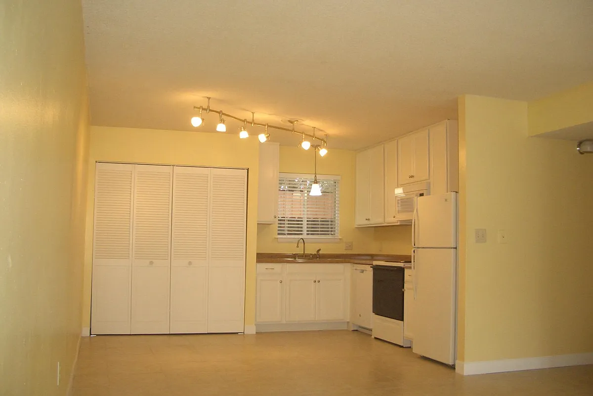 Building Photo - 201 College Blvd E #3