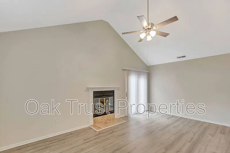 3 bed, 2.0 bath, 1300 sqft, $2,350 — Photo 3