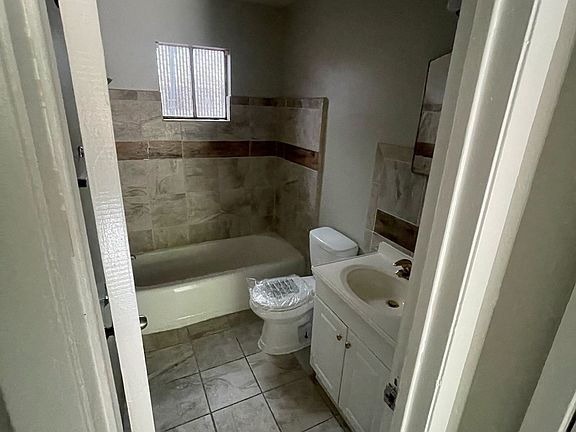 4th image of 3414 Woodridge Dr #15