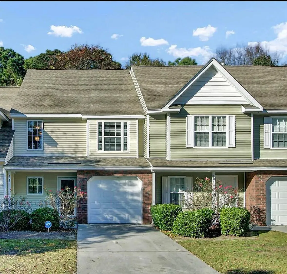 2 bed, 2.5 bath, 1353 sqft, $2,550 — Photo 1