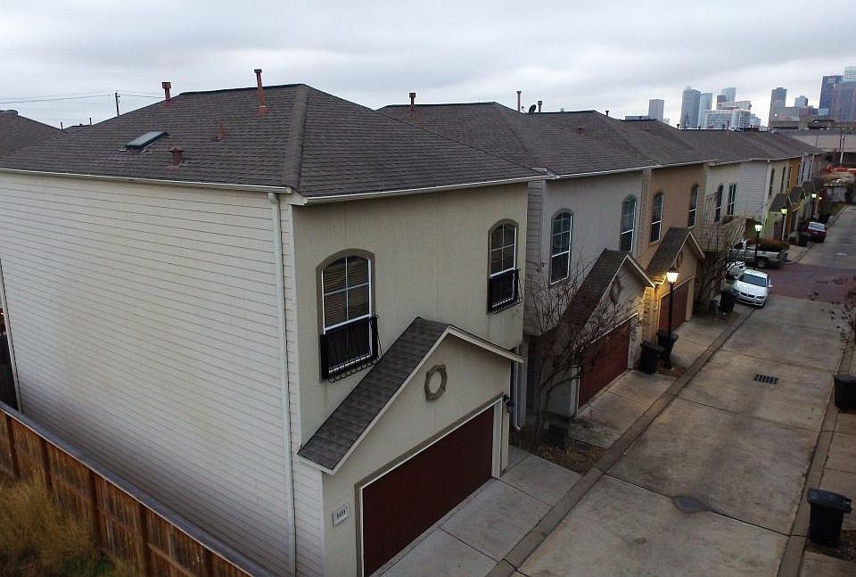 Just a short walk from EaDo bars and restaurants. Close prox