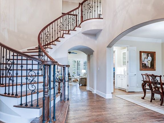 4th image of 701 Regency Ct