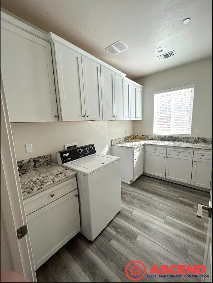 Stunning 4BD/3BA Home in Bakersfield's Desirable 93311 Solar, All Pets Welcome! — Photo 4