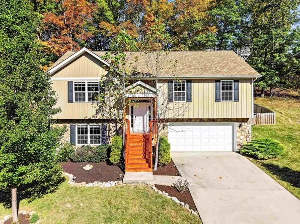 1048 Saint Clair Ln, Christiansburg, VA 24073