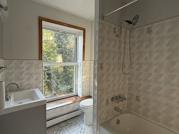 5th image of 86 Ryerson St APT 3
