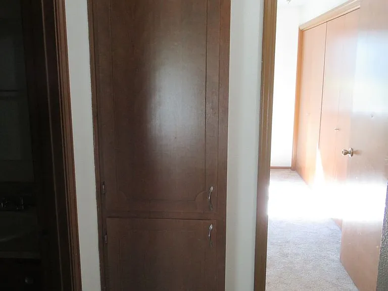 One Bedroom Apartment Close to Downtown — Photo 9