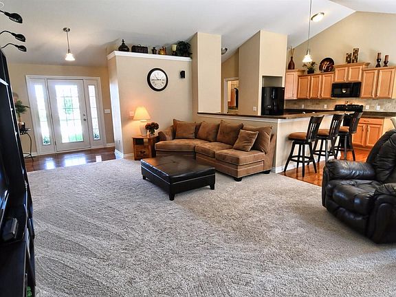 3rd image of 4413 Newark Cir