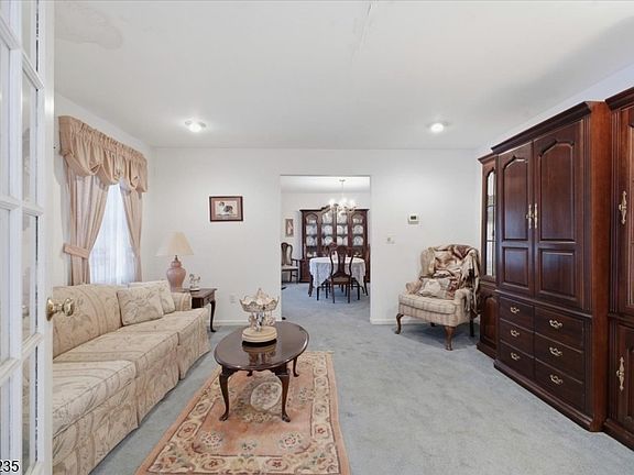 4th image of 142 N Locust Lake Rd