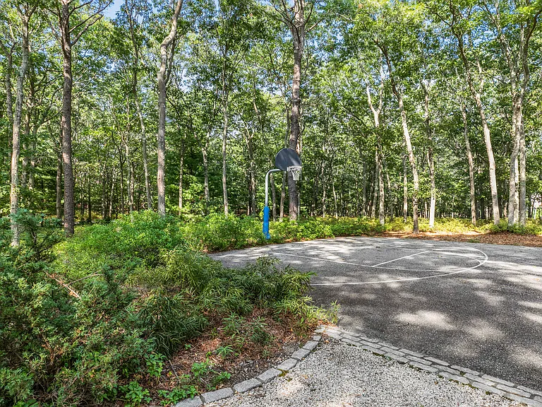 570 Sag Harbor Tpke — Photo 32