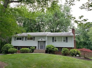 4 Potter Ln, Airmont, NY 10901