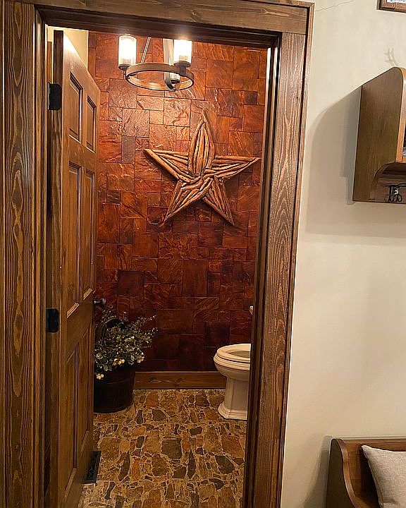 1/2 bath w/leather tile wall
