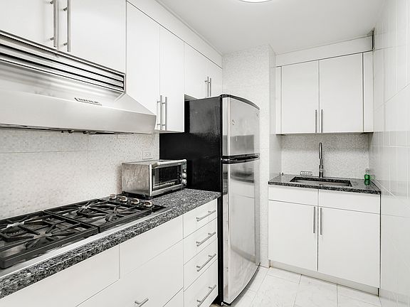 4th image of 135 E 54th St APT 12M