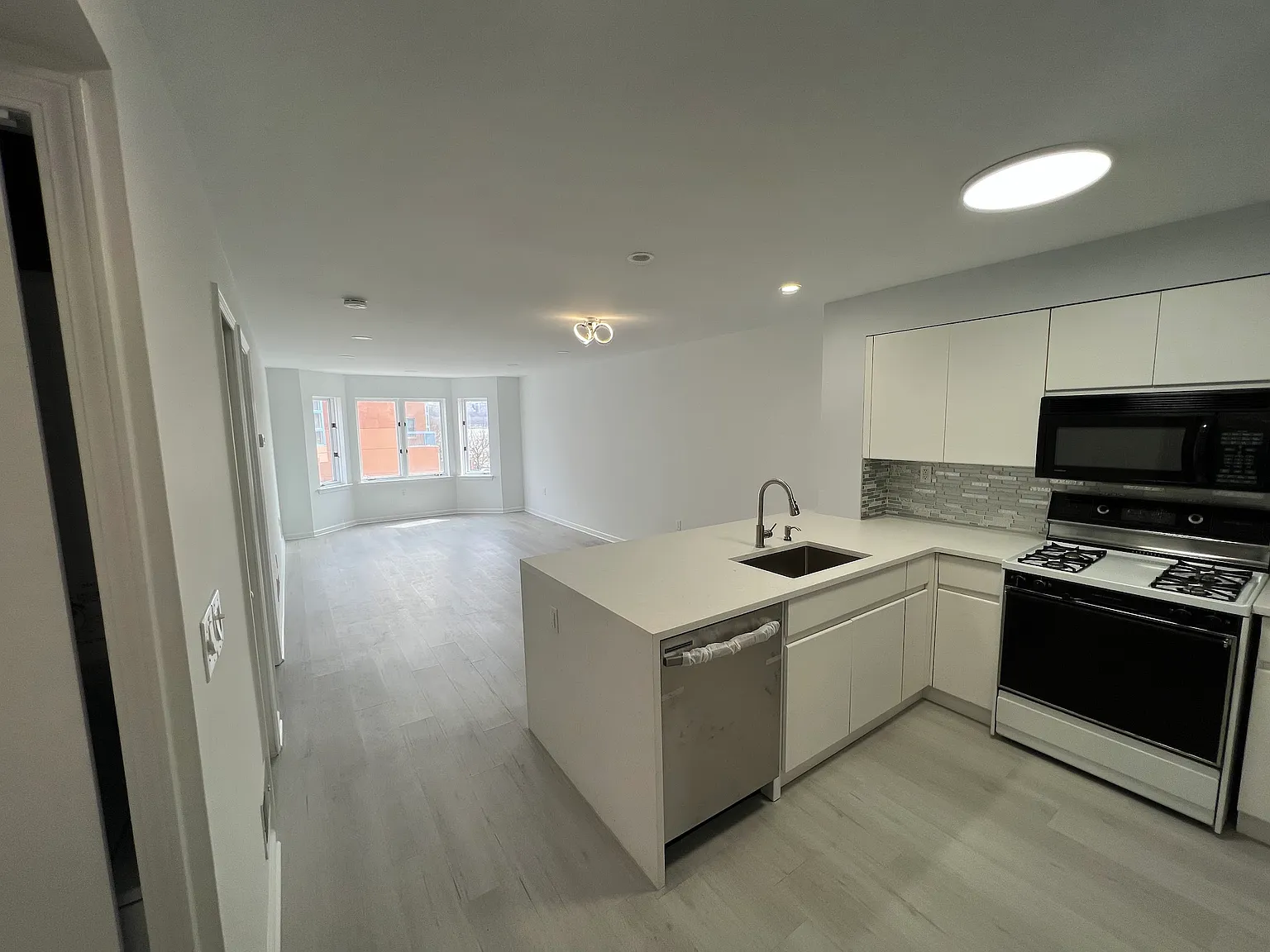 1 bed, 742 sqft, $2,600 — Photo 2