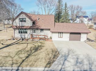 564 Pine Ave, Bird Island, MN 55310
