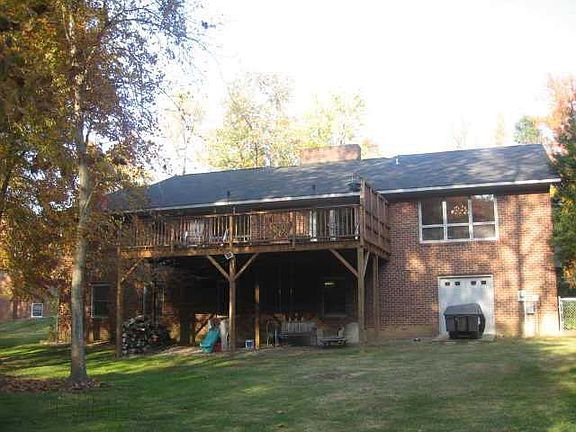 3rd image of 913 Country Club Dr