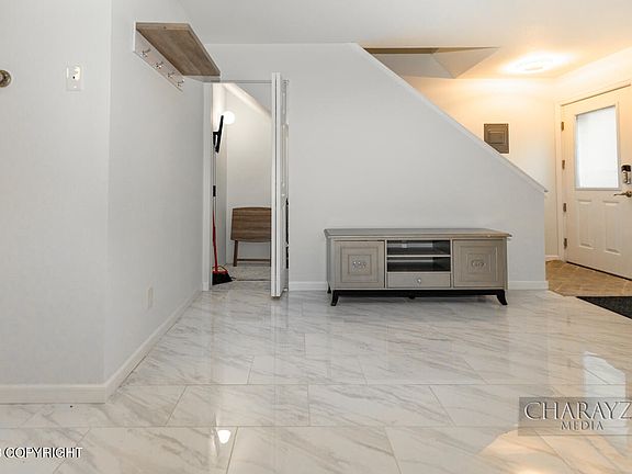5th image of 1046 Evergreen St
