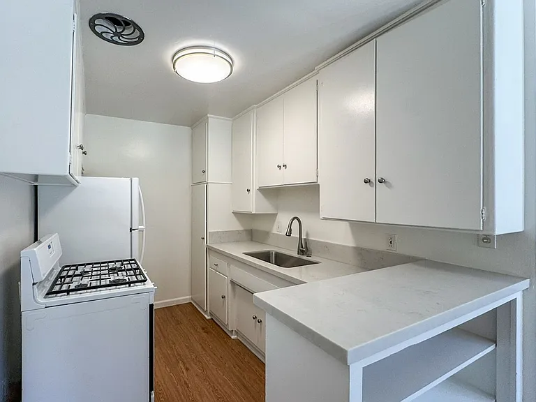 1555 S Hayworth Ave #5 — Photo 3