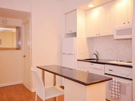 5th image of 150 W 51st St APT 1709