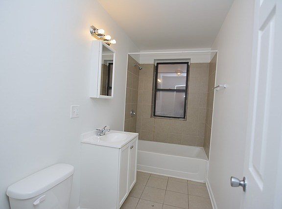2nd image of 805 E Drexel Sq Unit 1E