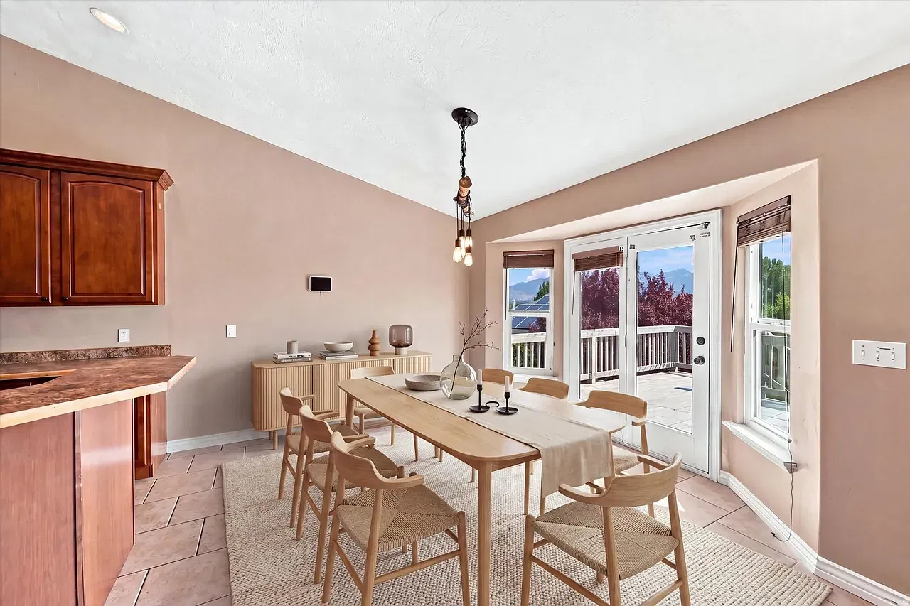 5 bed, 3000 sqft, $3,300 — Photo 3