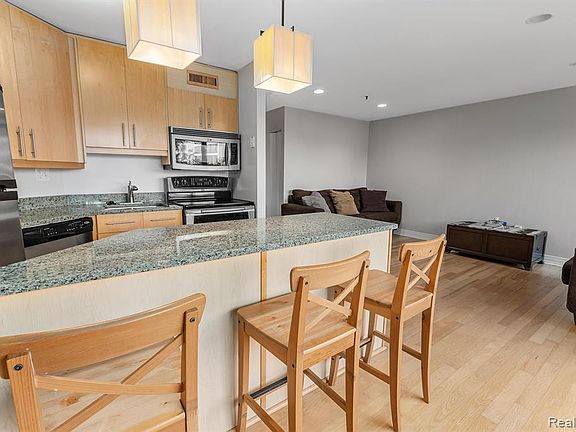 3rd image of 1001 W Jefferson Ave #4C