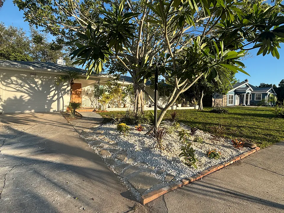 1009 Montezuma Dr