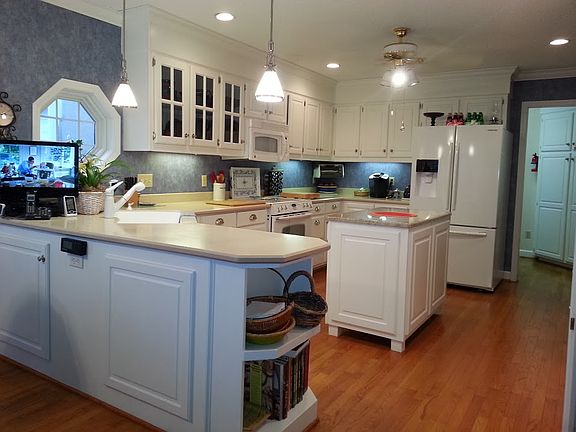 5th image of 153 Silver Lake Cir