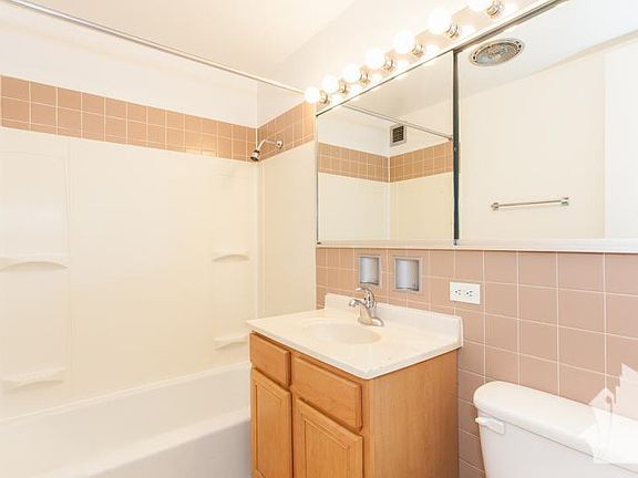 4th image of 4614 N Clarendon Ave #304