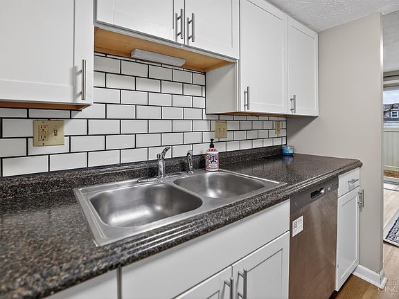 3rd image of 305 Bainbridge Ct