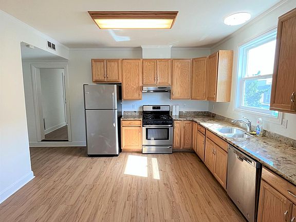 Full Kitchen with Modern Appliances and Dishwasher