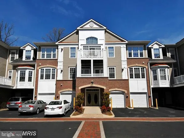7880 Rolling Woods Ct APT 204, Springfield, VA 22152
