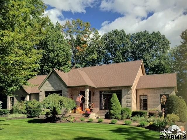 1st image of 25 Cobble Hill Dr
