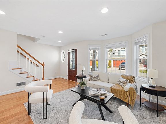 2nd image of 4 Kensington Way #4