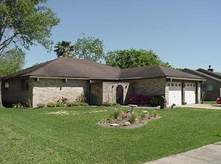 626 W Castle Harbour Dr, Friendswood, TX 77546