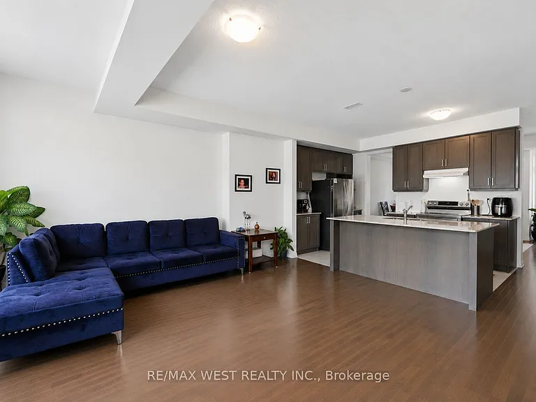 55 Holyrood Cres — Photo 9