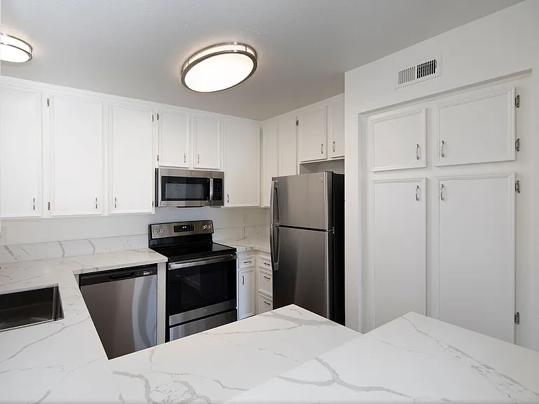 Fountain Estates Apartments — Photo 2