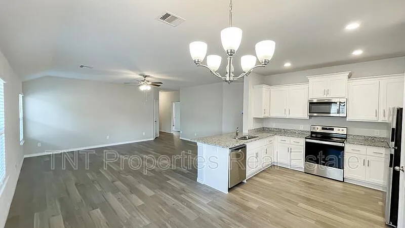 3 bed, 2.0 bath, 1584 sqft, $1,995 — Photo 2