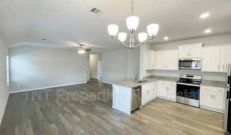 1921 Cartwright St — Photo 2