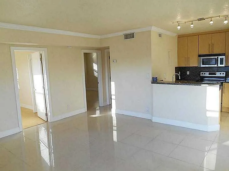 2 bed, 1.0 bath, 702 sqft, $1,700 — Photo 3