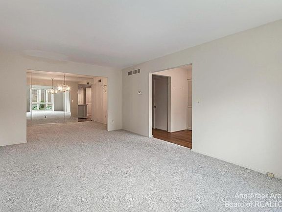 5th image of 712 Greenhills Dr