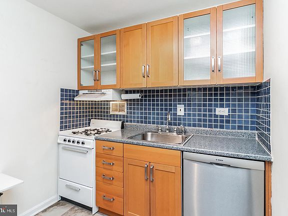 2nd image of 1420 N St NW APT 605