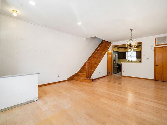 5th image of 2111 S Rosewood St