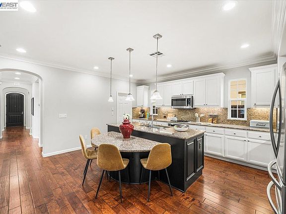 5th image of 3019 Sweetviolet Dr
