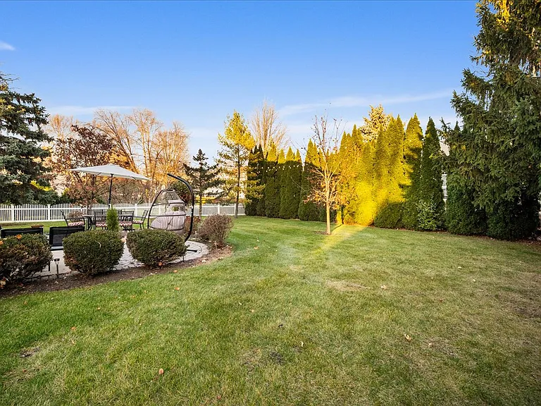 142 N Dixon Dr — Photo 20
