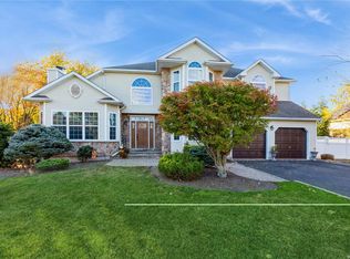 21 Island Trl, Mount Sinai, NY
