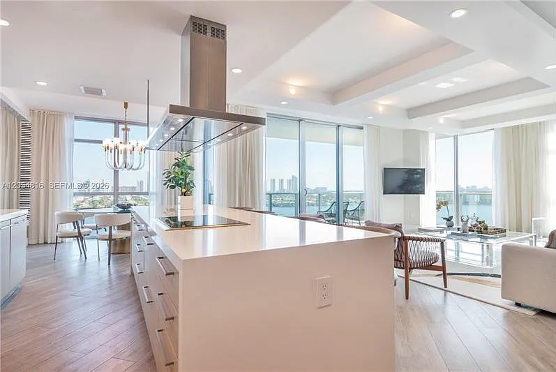 3 bed, 3.5 bath, $9,000 — Photo 2