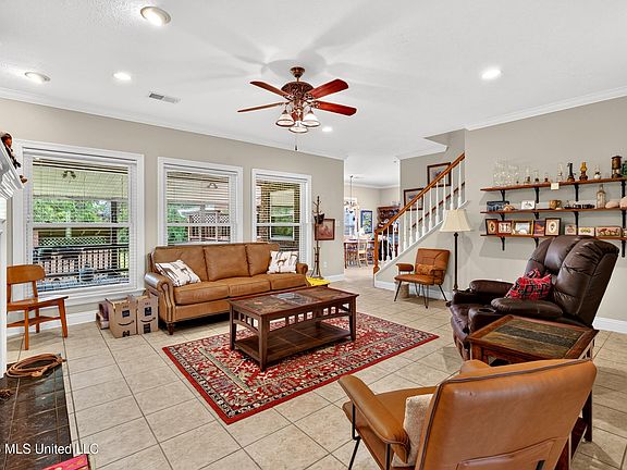 3rd image of 128 N Hill Dr