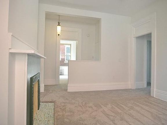 Living Room (13'1"x13'5")
