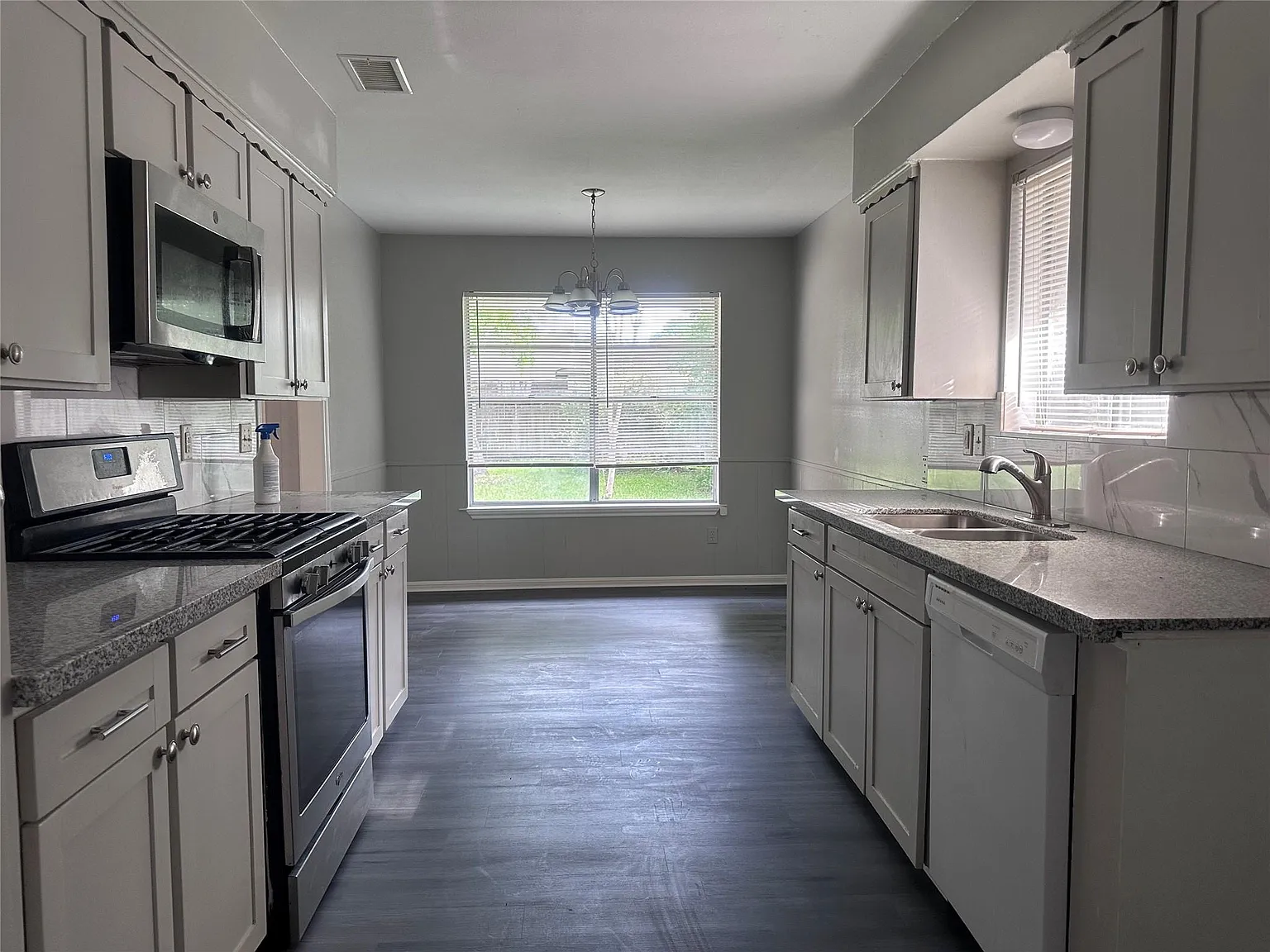 3 bed, 2.0 bath, 1687 sqft, $1,900 — Photo 2
