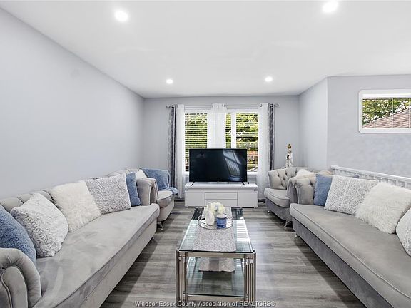 3rd image of 2424 Timbercrest Ave